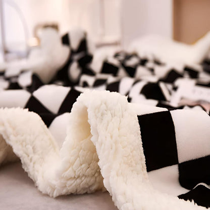 Chic Checkered Comfort Blanket for All Seasons