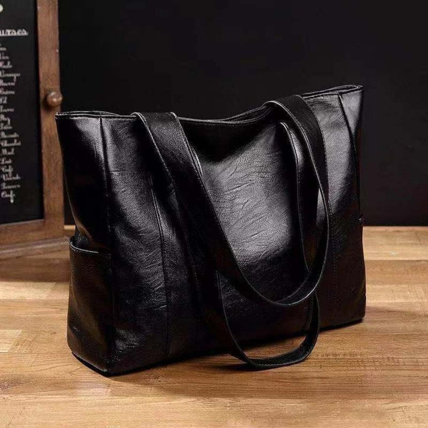 Stylish Vintage Leather Shoulder Bag - Classic Design with Modern Utility