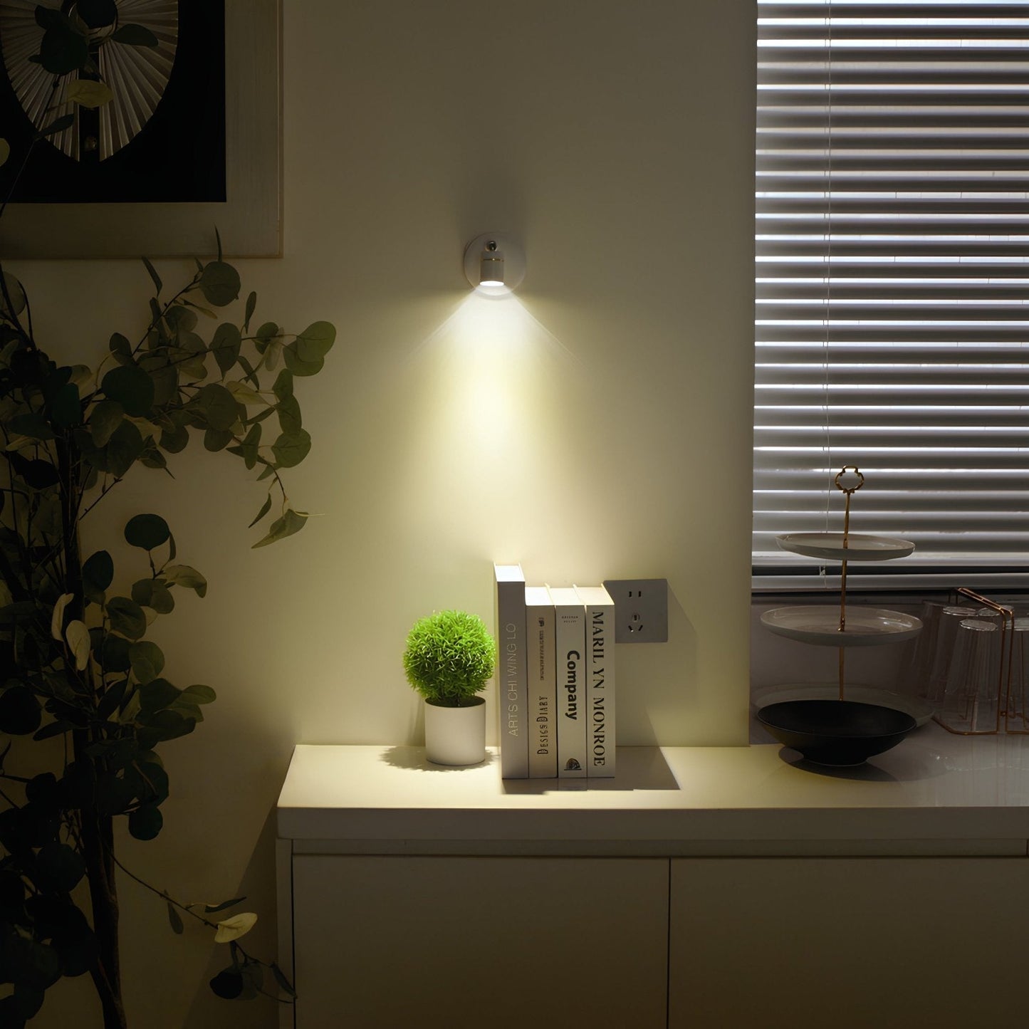 Versatile Spotlight Design for Modern Wireless Wall Lighting