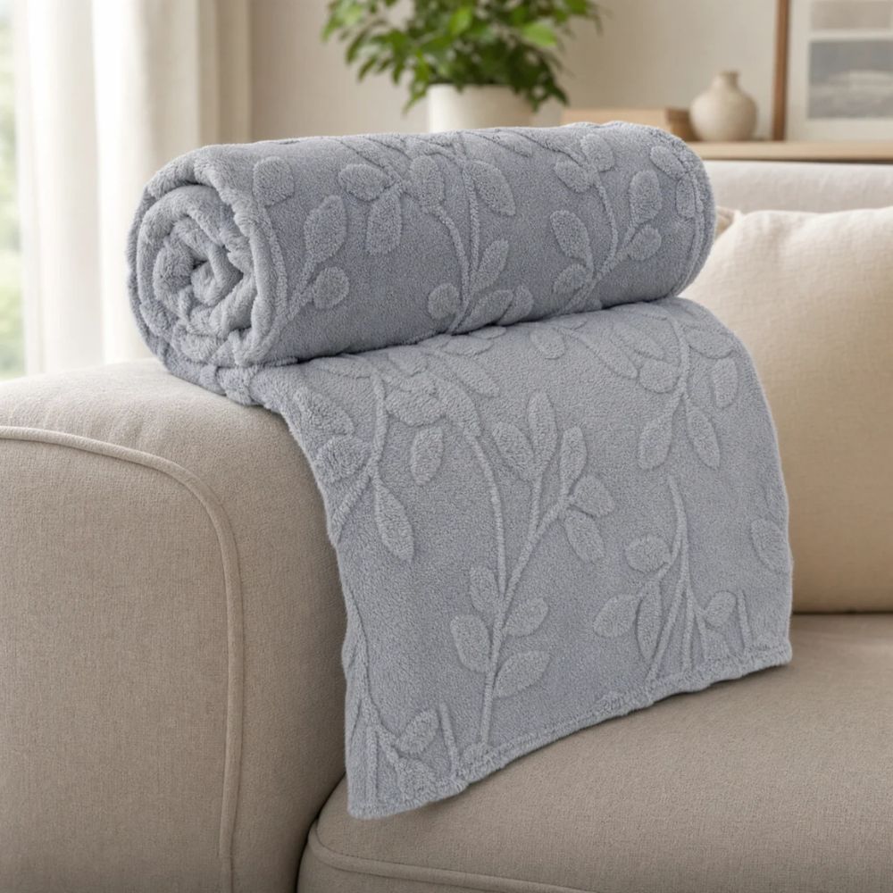 Chic Leaf Design Plush Blanket for Ultimate Comfort