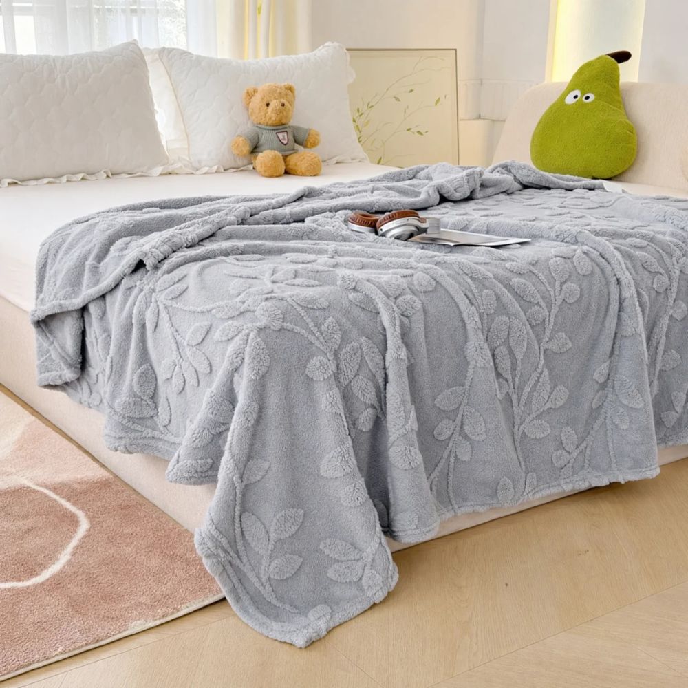 Chic Leaf Design Plush Blanket for Ultimate Comfort