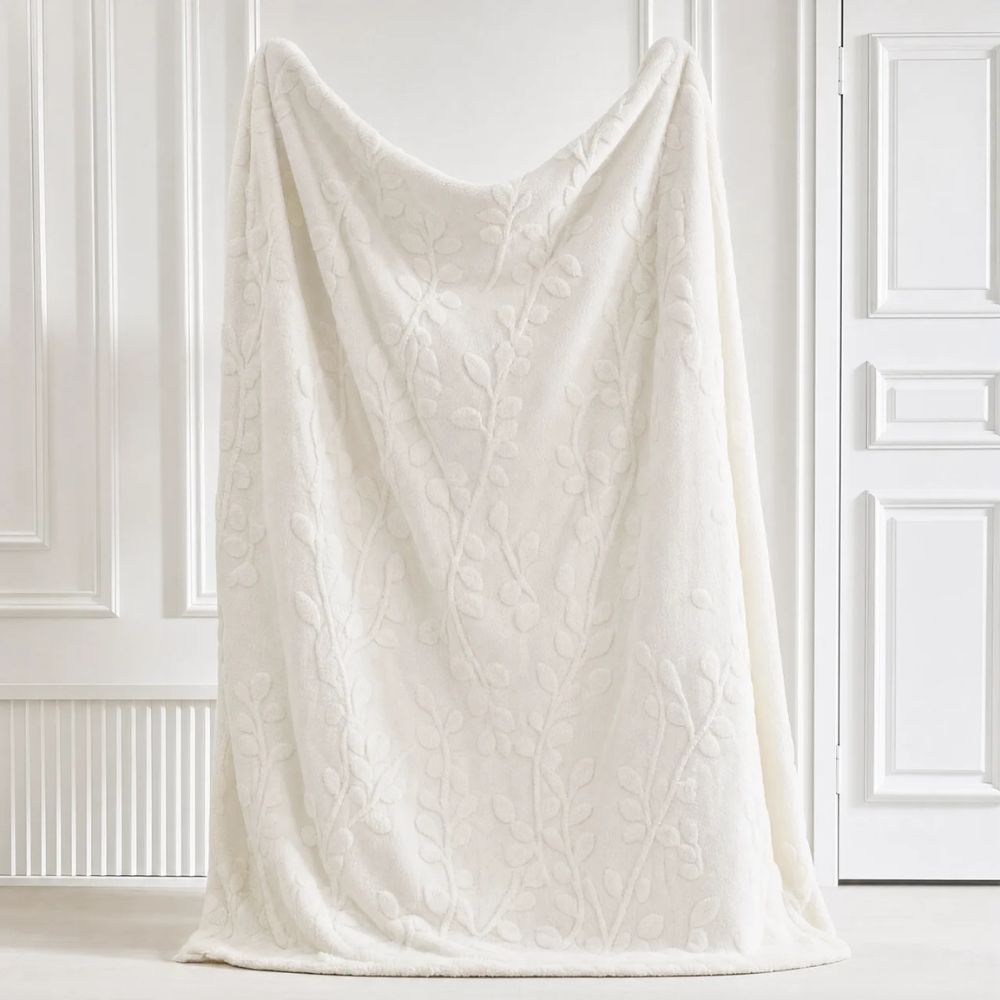 Chic Leaf Design Plush Blanket for Ultimate Comfort