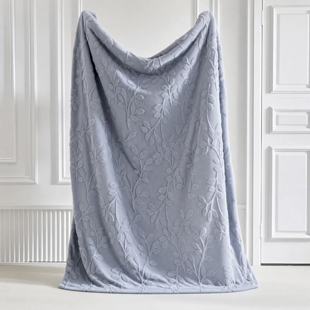 Chic Leaf Design Plush Blanket for Ultimate Comfort