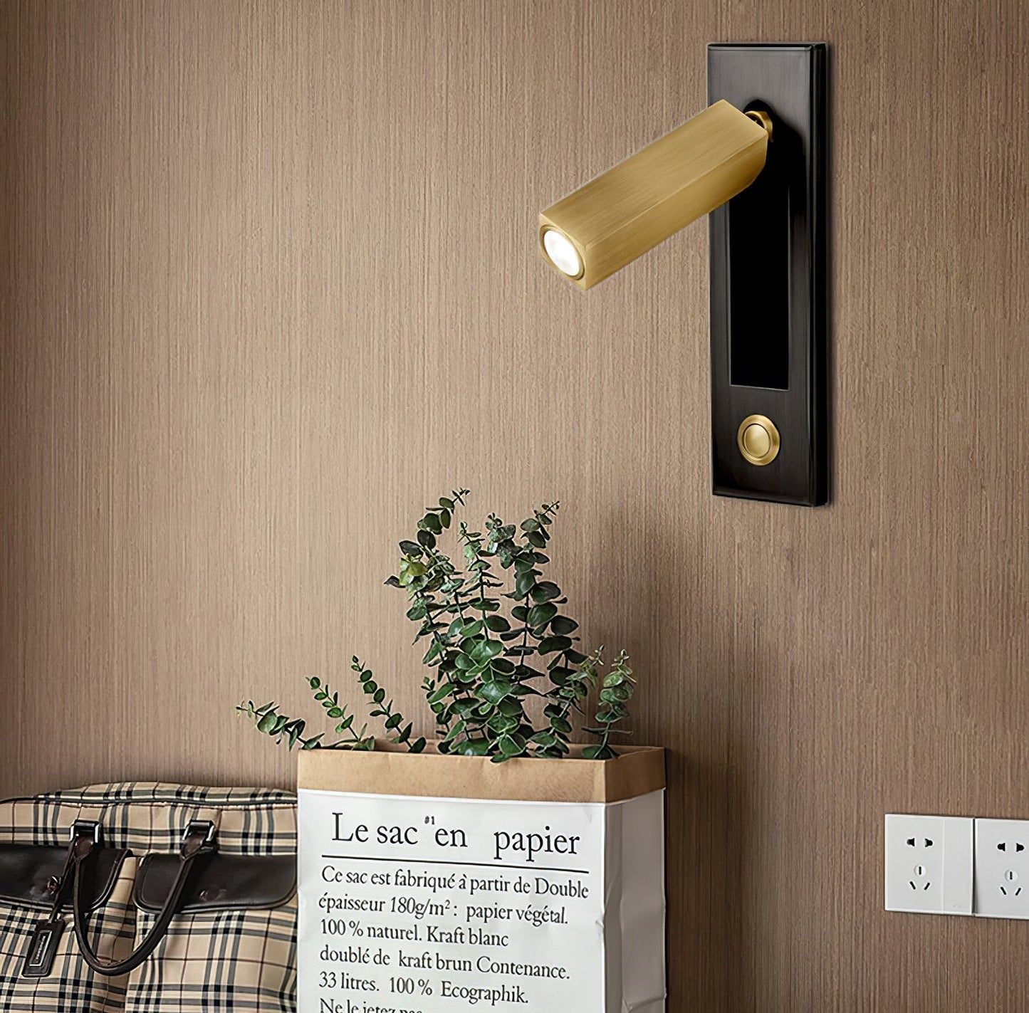 Compact Wall Light – Foldable Design for Space Efficiency