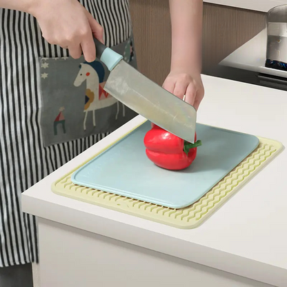 SleekGuard Silicone Mat – Keep Your Countertops Tidy