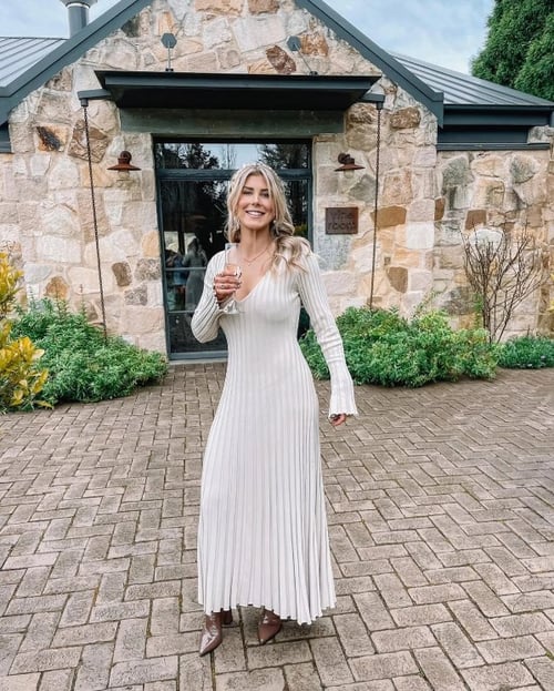 Autumn Elegance: Sleeveless Midi Dress for 2023