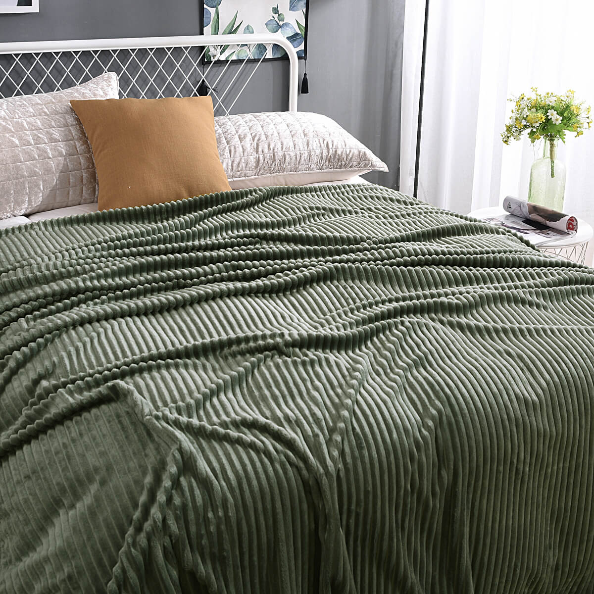 Cozy Fleece Blanket | Elegant Cover for Year-Round Comfort