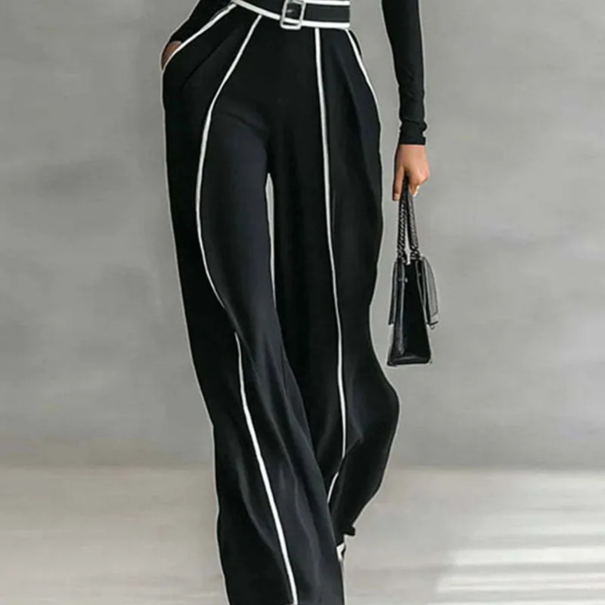 Chic Women's Two-Piece Suit in Stylish Design