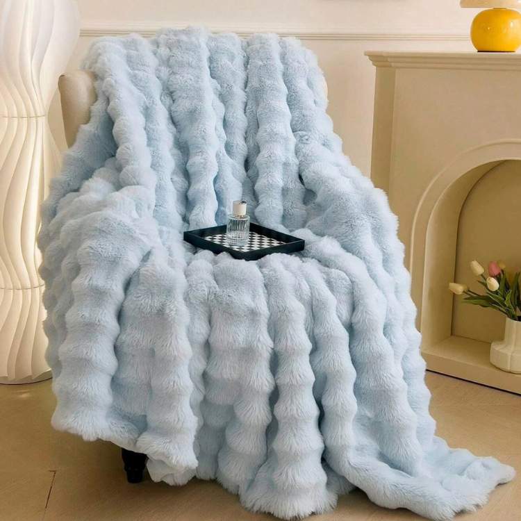 Weighted Blanket in Soft Faux Fur for Comfort and Relaxation