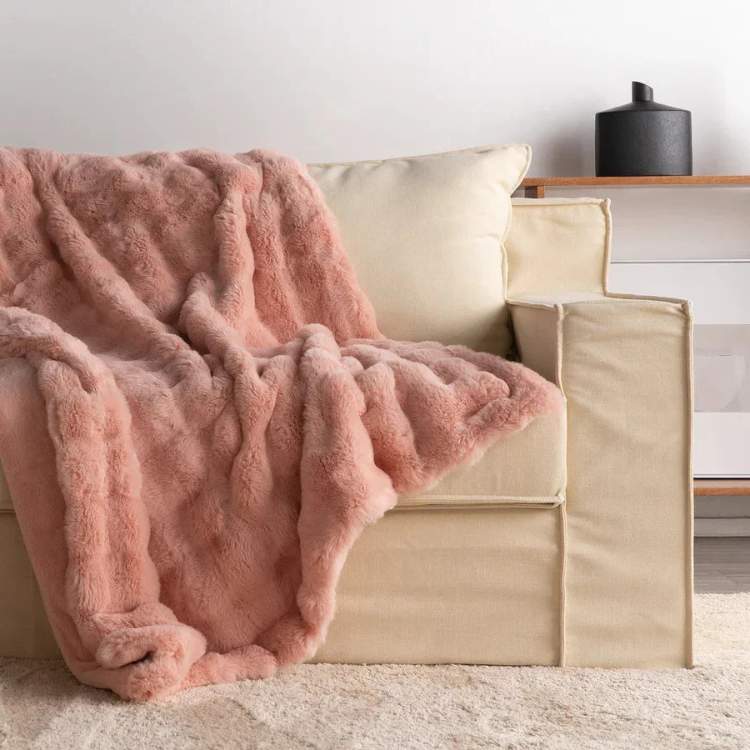 Weighted Blanket in Soft Faux Fur for Comfort and Relaxation