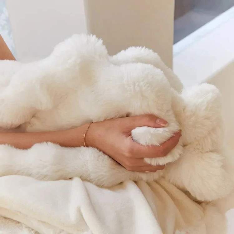 Weighted Blanket in Soft Faux Fur for Comfort and Relaxation