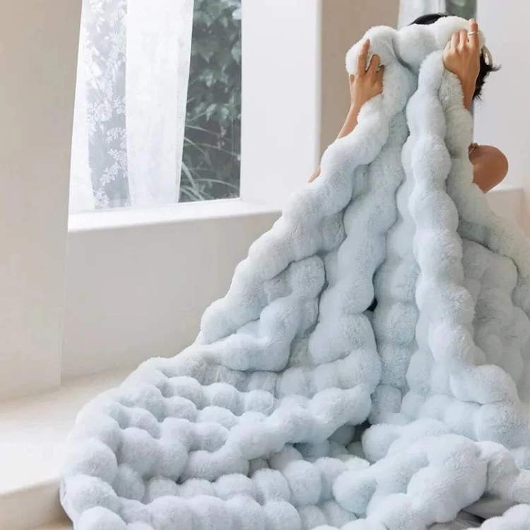 Weighted Blanket in Soft Faux Fur for Comfort and Relaxation