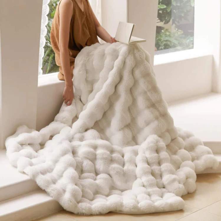 Weighted Blanket in Soft Faux Fur for Comfort and Relaxation