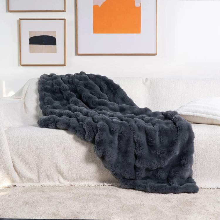 Weighted Blanket in Soft Faux Fur for Comfort and Relaxation