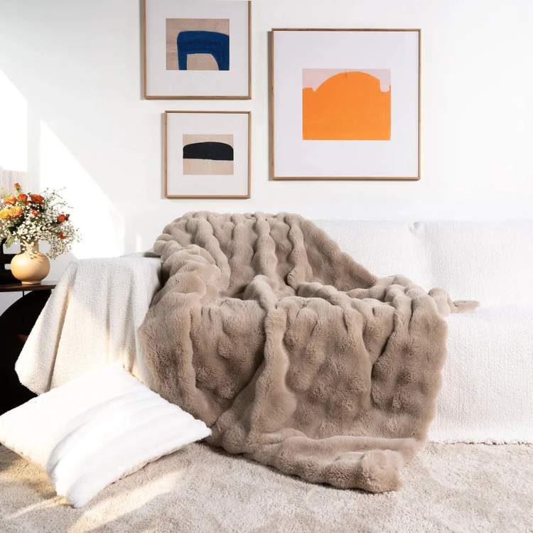 Weighted Blanket in Soft Faux Fur for Comfort and Relaxation
