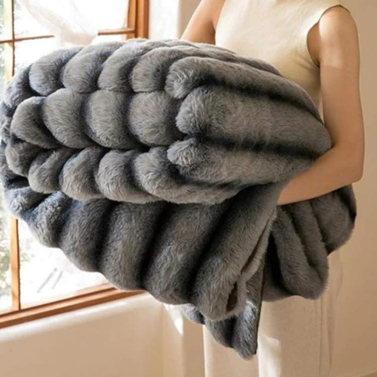 Soft Imitation Rabbit Fur Throw Blanket – Luxurious Comfort