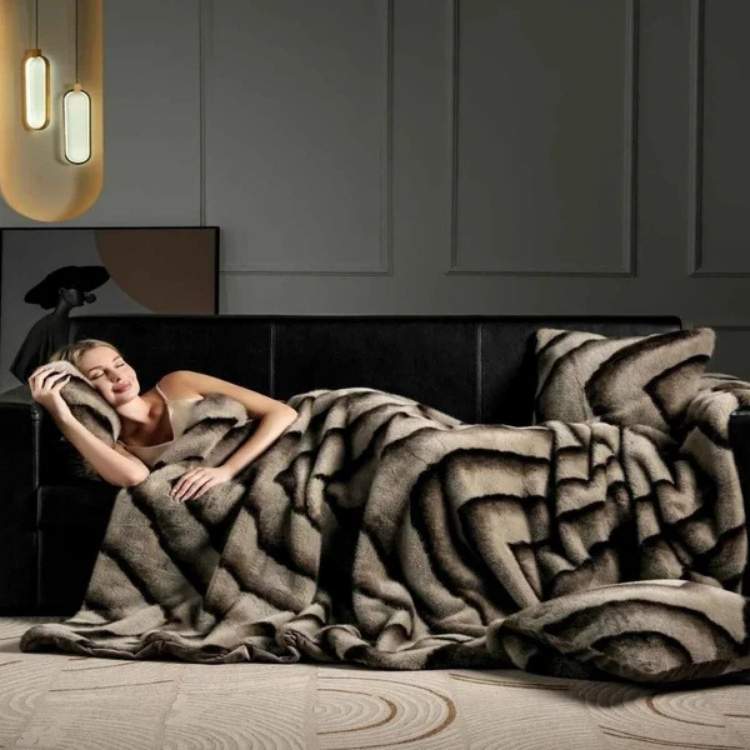 Soft Imitation Rabbit Fur Throw Blanket – Luxurious Comfort