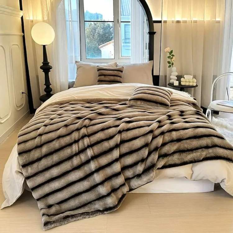 Soft Imitation Rabbit Fur Throw Blanket – Luxurious Comfort