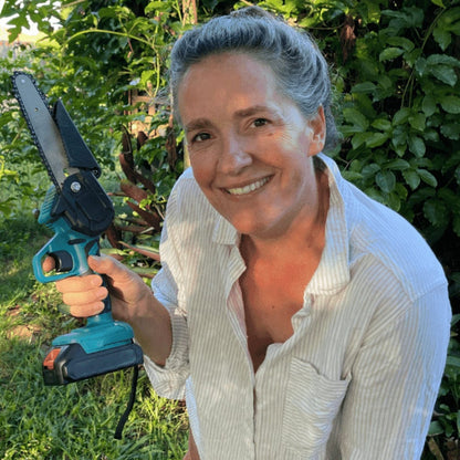 Compact Battery-Powered Mini Chainsaw – Highly Maneuverable Tool