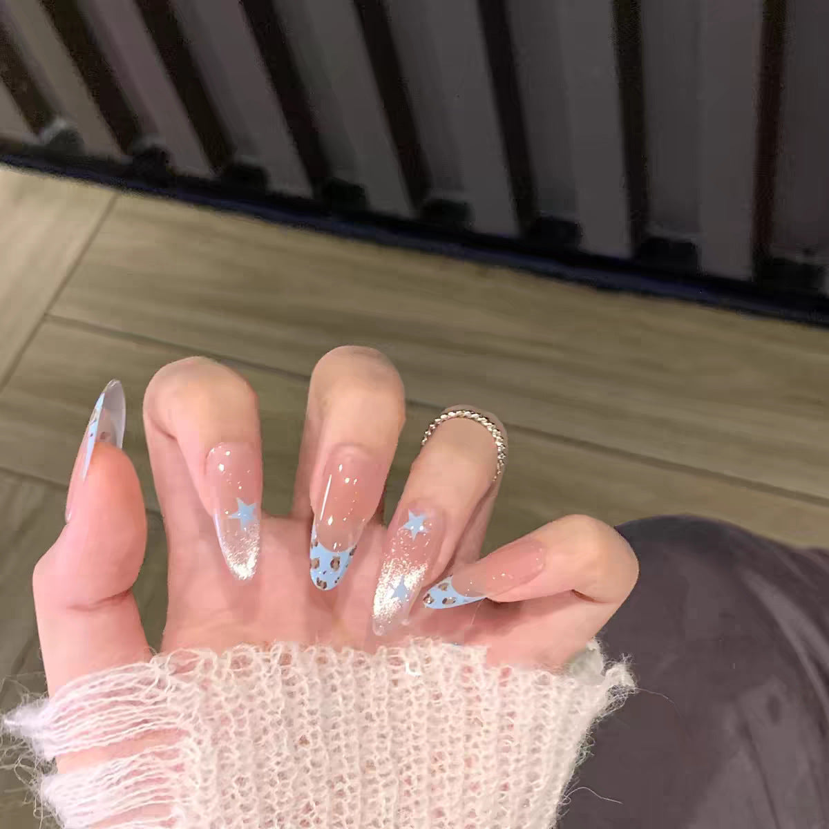 Press-On Nail Kit Featuring Distinctive Bow Patterns