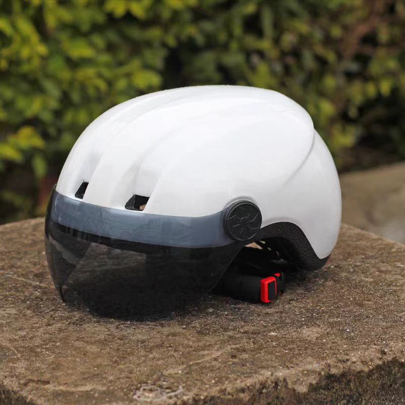 Protective Cycling Helmet for Enhanced Safety