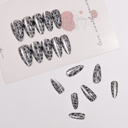 Press-On Nail Set with Animal Pattern Design