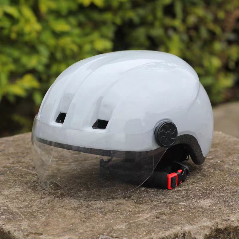 Protective Cycling Helmet for Enhanced Safety