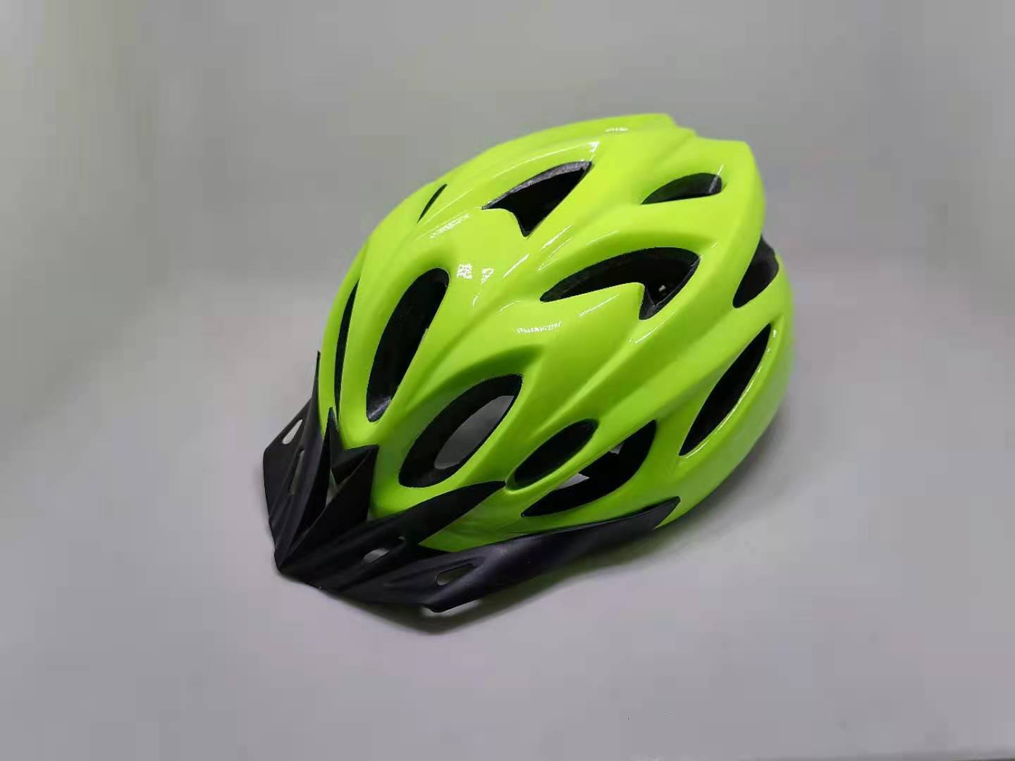 Aerodynamic Cycling Helmet for Enhanced Performance