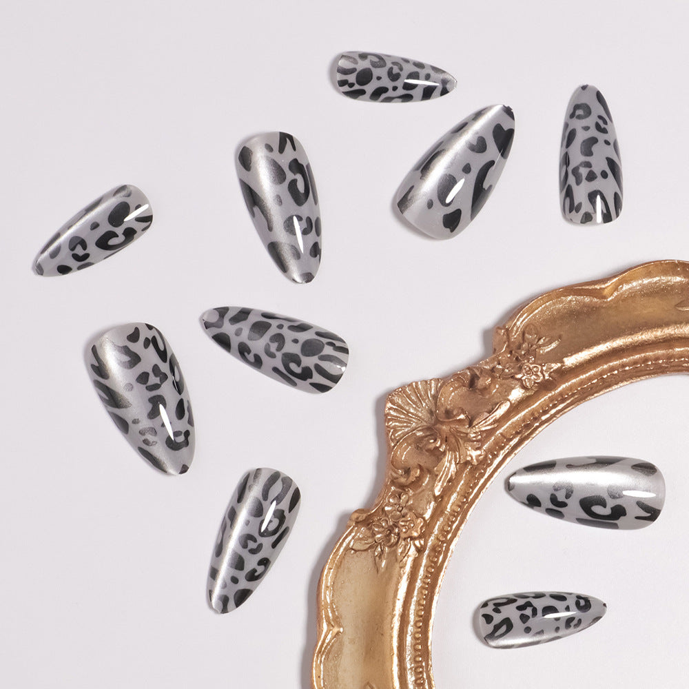Press-On Nail Set with Animal Pattern Design
