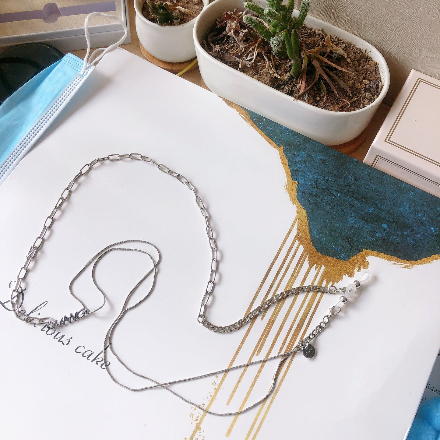 Gold-Plated Eyewear Chain with Adjustable Design