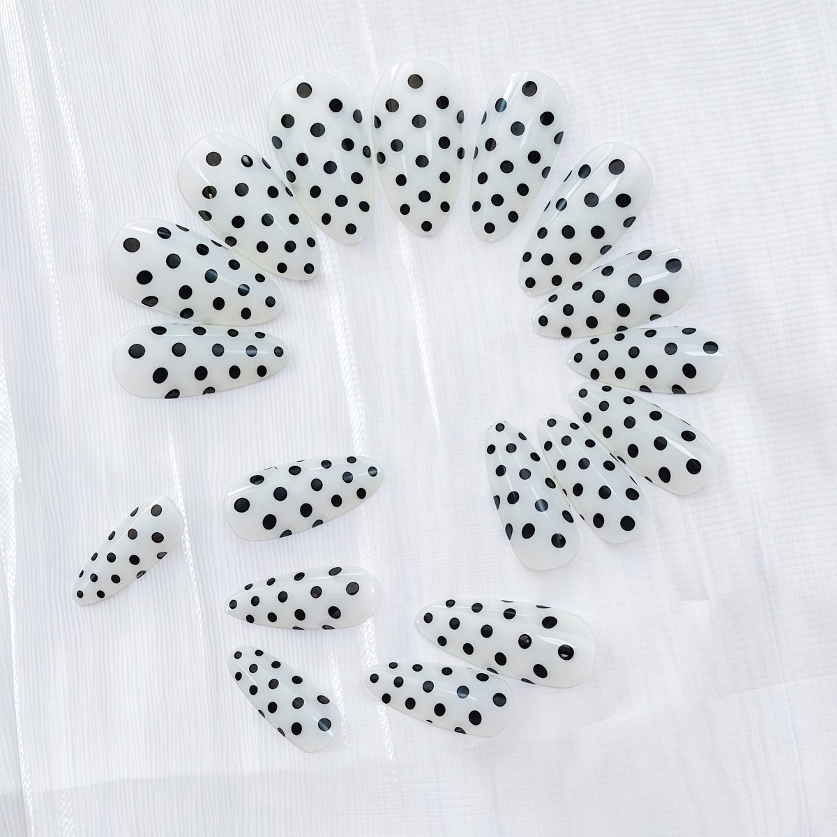 Polka Dot Pattern Press-On Nails – Artistic Design