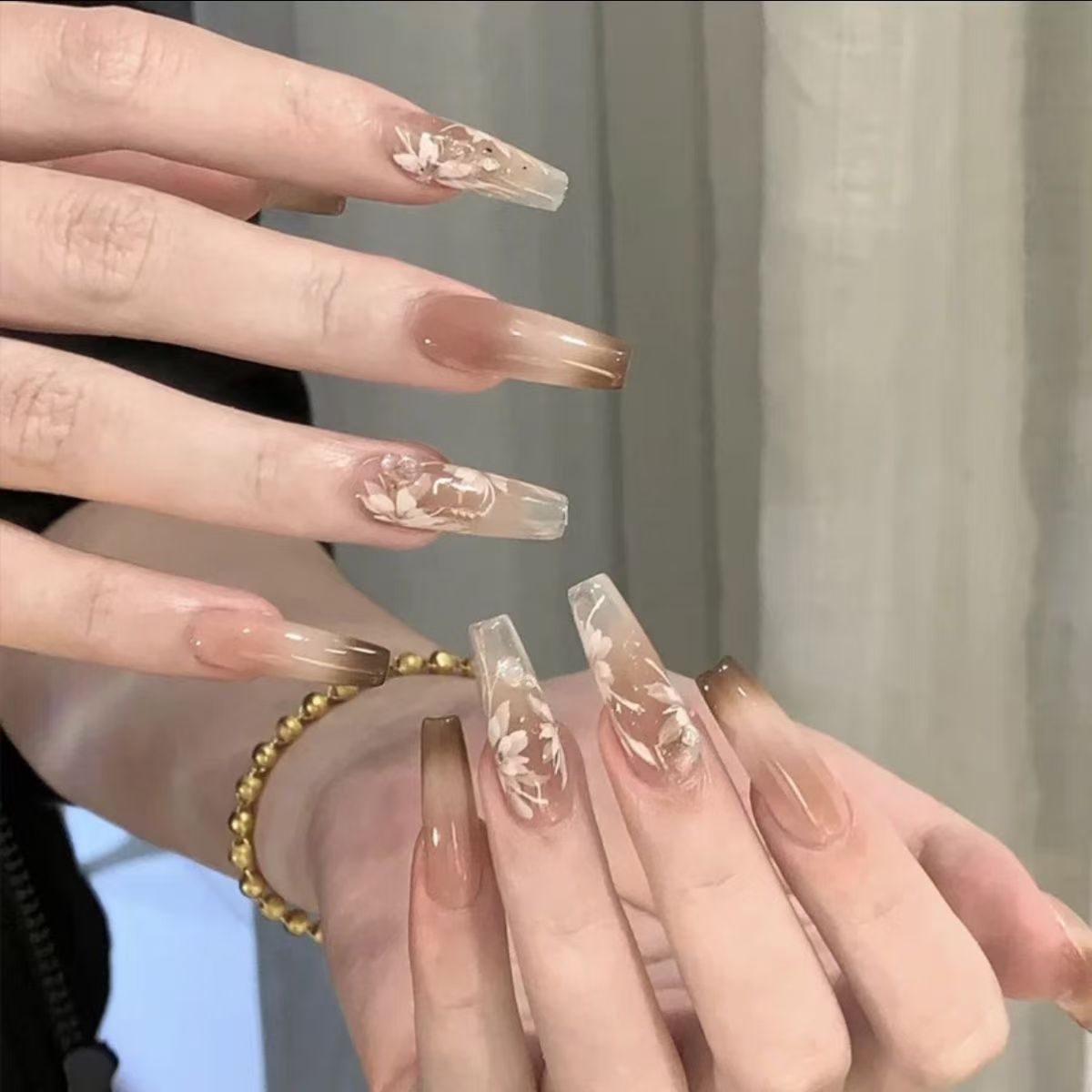 Press-On Nail Kit Featuring Distinctive Bow Patterns