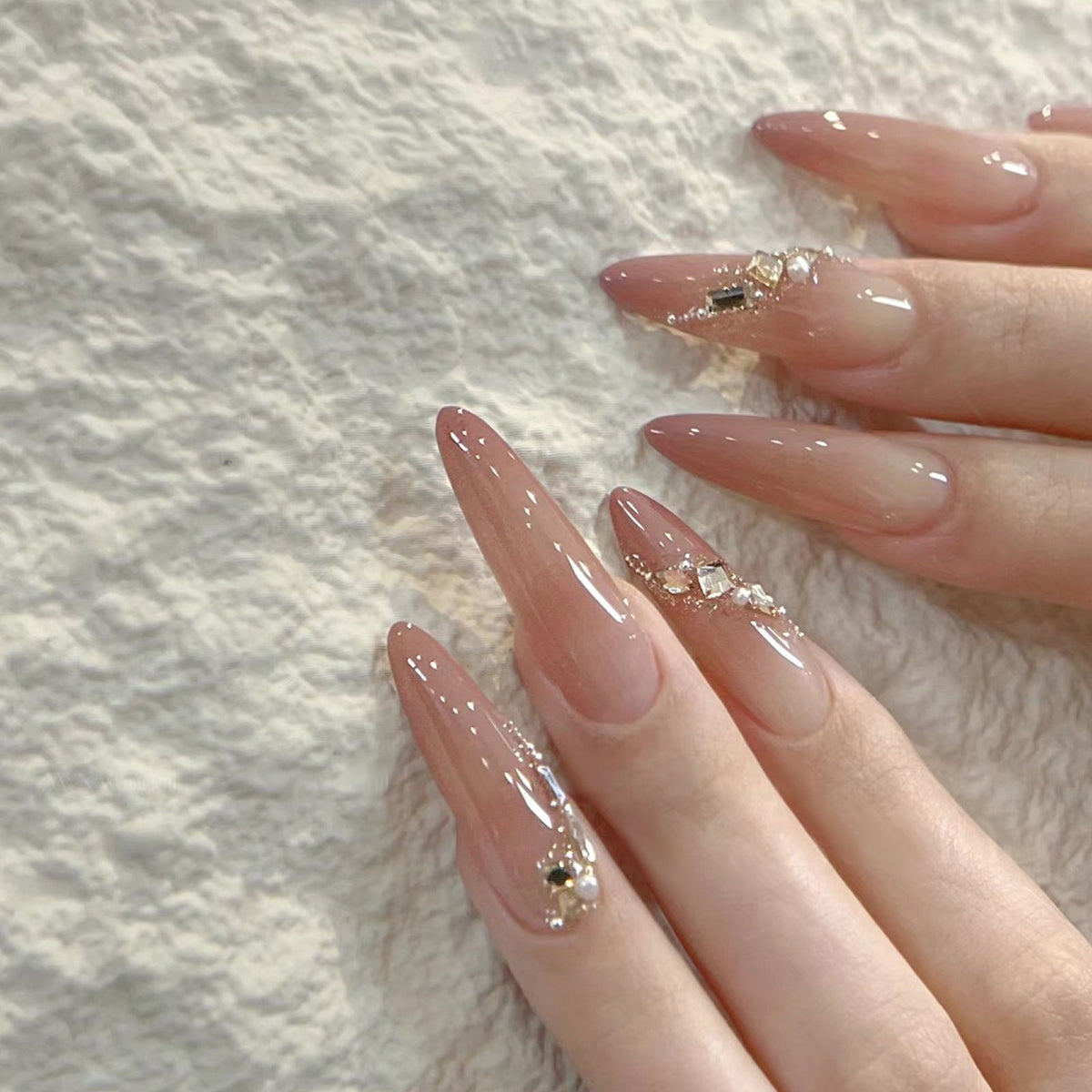 Press-On Nail Kit Featuring Distinctive Bow Patterns