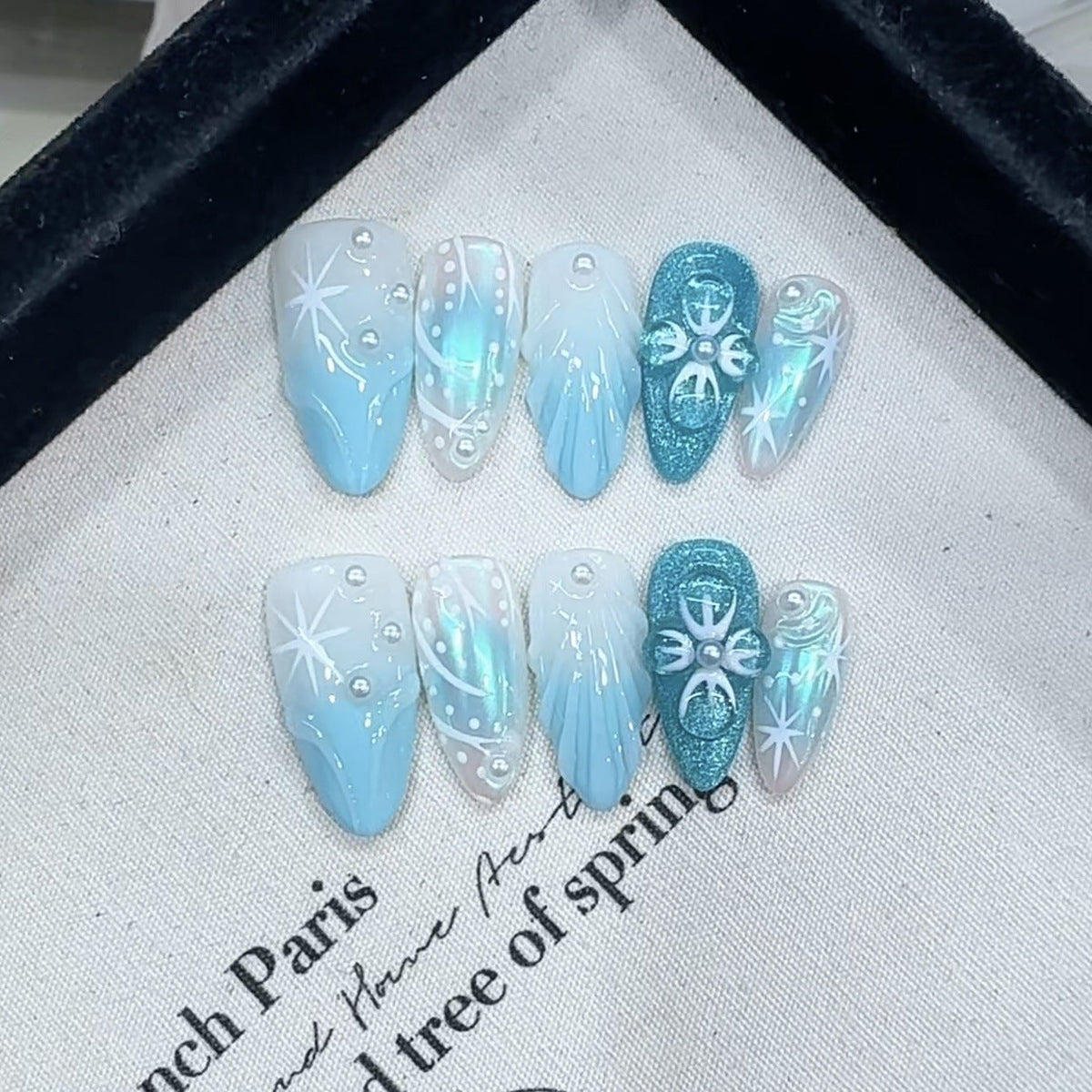 Artistic Design Press-On Nail Set with Winter Theme