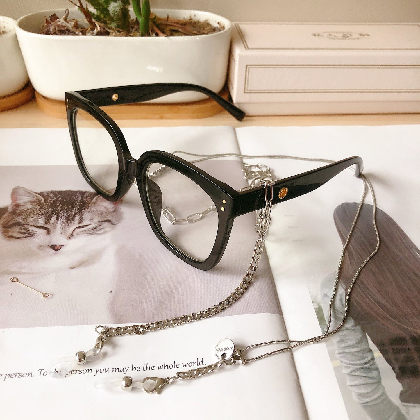 Gold-Plated Eyewear Chain with Adjustable Design