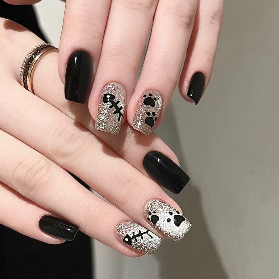 Press-On Nail Kit Featuring Distinctive Bow Patterns