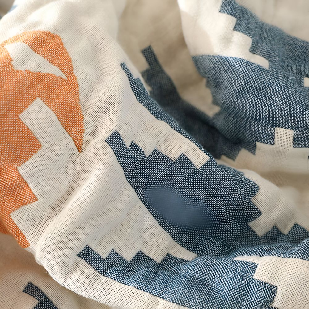 Dual-Sided Cozy Blanket for Stylish Comfort