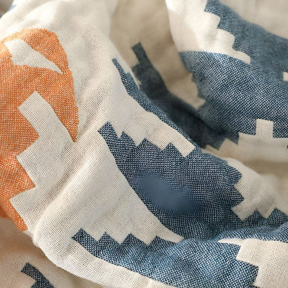 Dual-Sided Cozy Blanket for Stylish Comfort