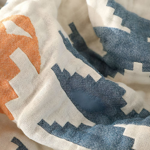 Dual-Sided Cozy Blanket for Stylish Comfort