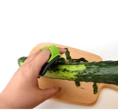 Ergonomic Vegetable Peeler with Stainless Steel Blade and Comfortable Handle