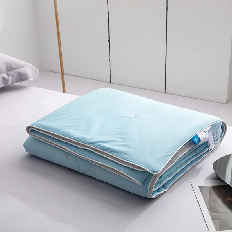Cooling Blanket for Summer — Lightweight Ice Silk Comforter, Twin/King Size