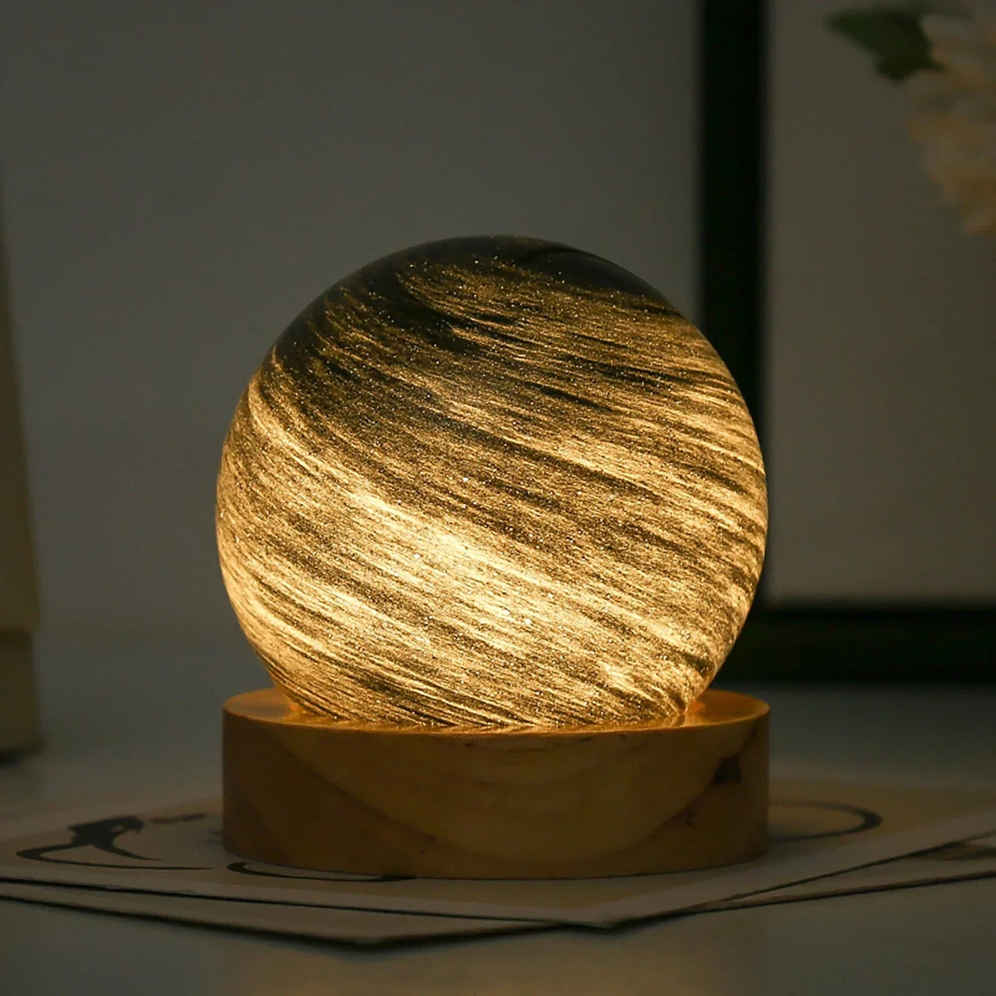 Atmospheric Night Lamp with 3D Crystal Planet Design
