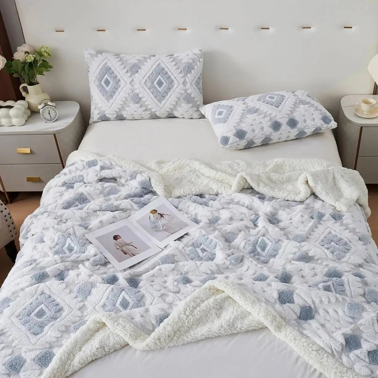 Double-Layered Velvet and Lambswool Blanket - Thick and Cozy - Geometric Throw for Sofa and Bed