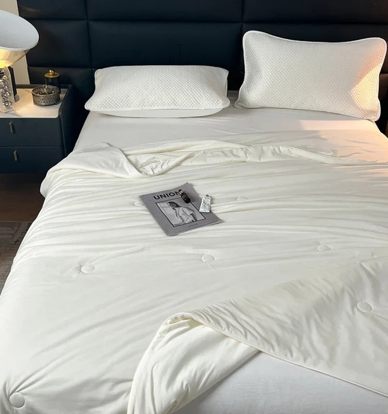 Cooling Blanket for Summer — Lightweight Ice Silk Comforter, Twin/King Size