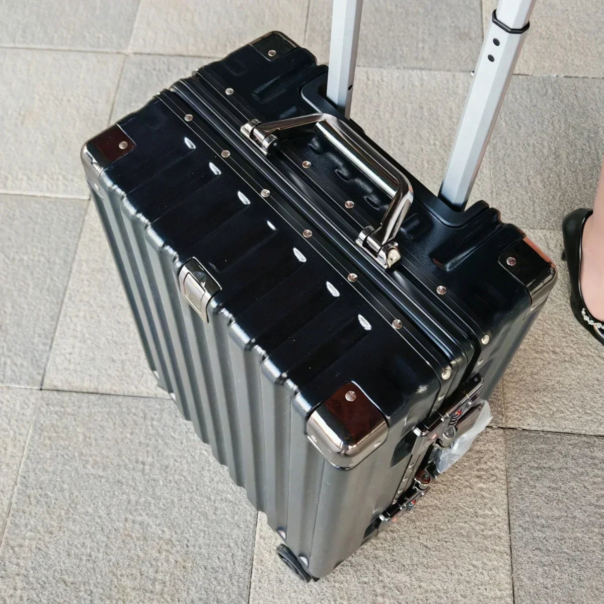 Premium Hardshell Luggage with Robust Aluminum Frame