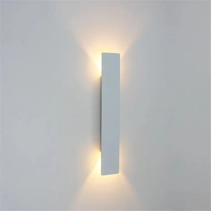 LED Wall Light in Aluminum for Indoor and Outdoor Enhancement
