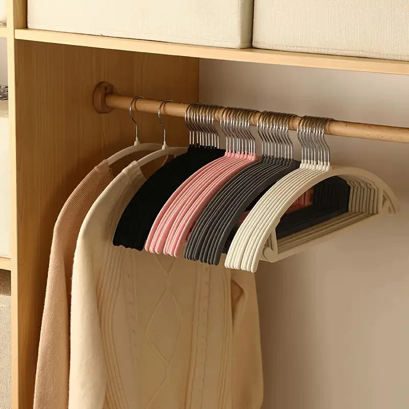 Set of 10 Anti-Slip Hangers for Slimline Closet Organization