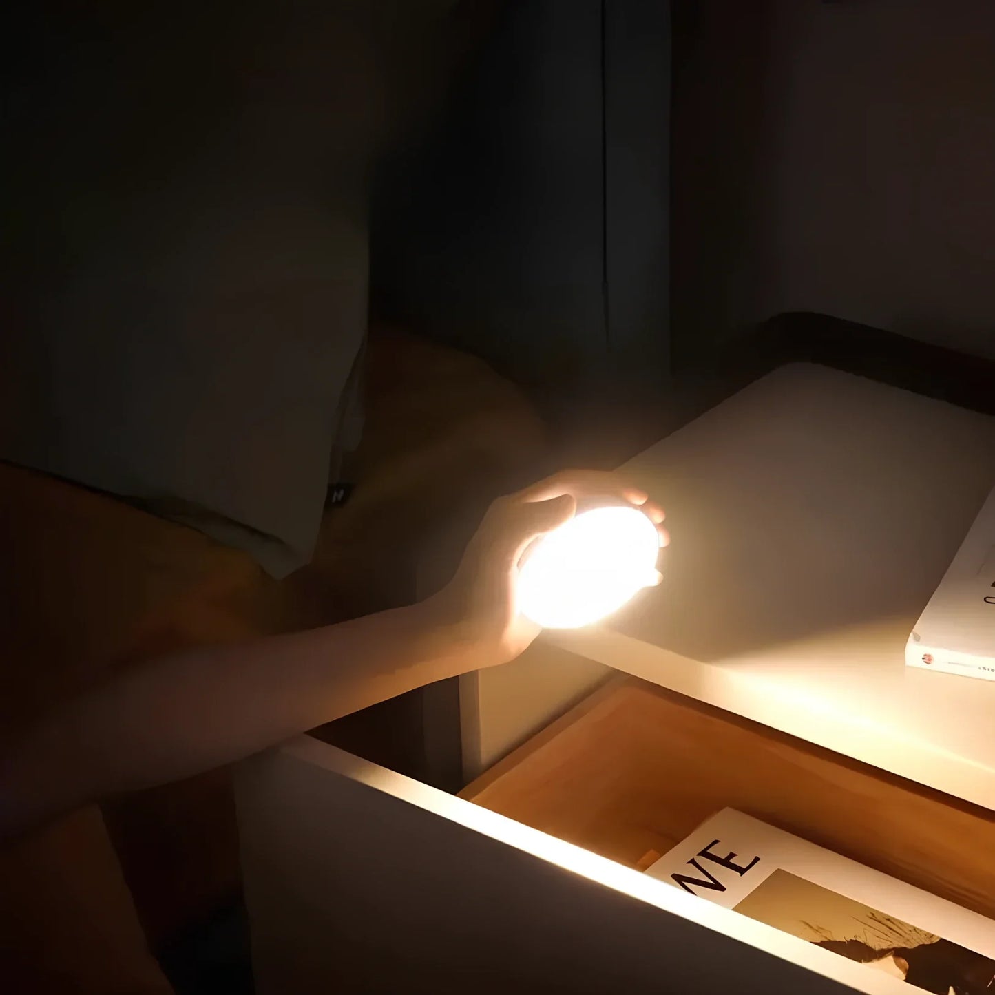 Round LED Night Light with Magnetic Motion Sensor – Compact Design