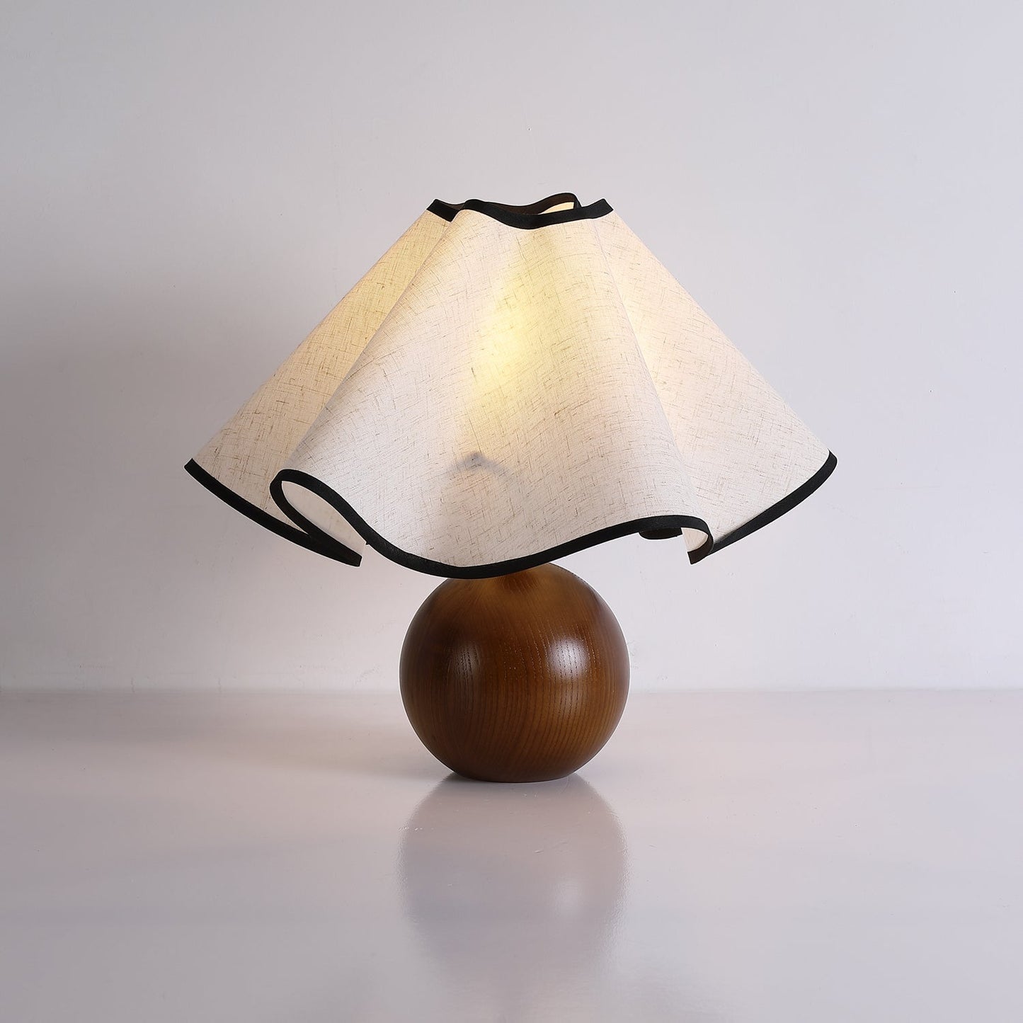 Sculpted Table Lamps in Modern Design with 3-Level Dimming