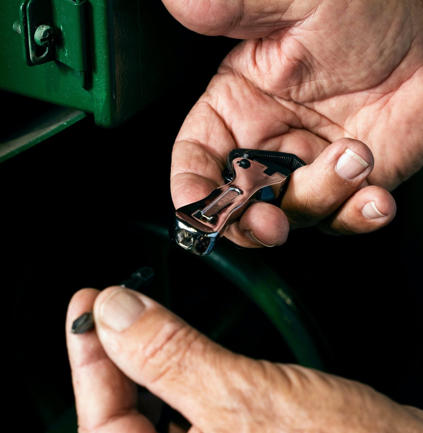 Compact Precision Ratchet Tool | 11 cm Adjustable Grip & Bit Holder